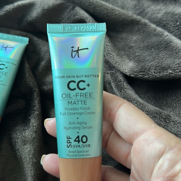 NWT IT Cosmetics CC+ Oil Free Matte Poreless Finish Full Coverage SPF 40 - Picture 3 of 3